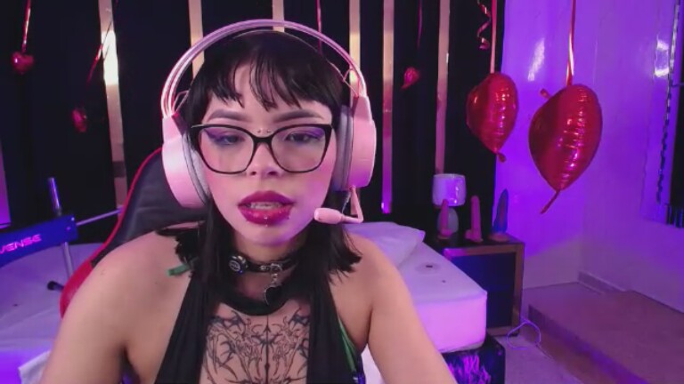 GeekyNyveth's Streamate show and profile
