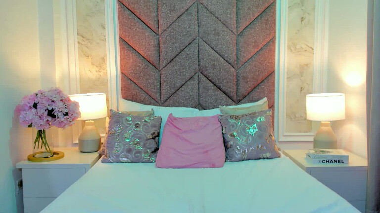 ScarletShinee's Streamate show and profile