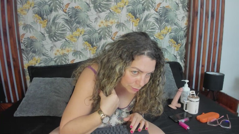 DominicaFrost's Streamate show and profile